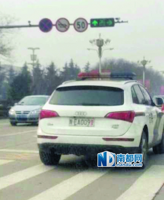 渭南市中院配備的奧迪Q 5警車在路上行駛。圖片來源：新浪微博