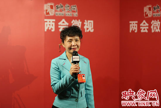 在映象網(wǎng)全國兩會北京演播室，全國人大代表、河南理工大學音樂學院副院長游吟歌做客《兩會微視》訪談.