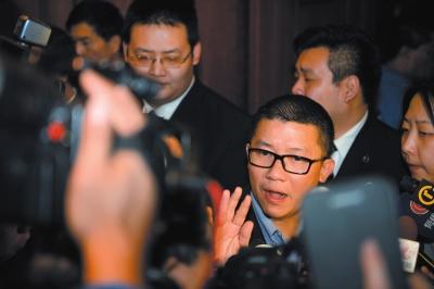3月10日23時許，與馬航失聯(lián)航班部分乘客家屬乘坐同一航班的乘客在北京首都機(jī)場辦理值機(jī)手續(xù)。新華社