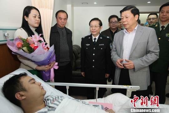 廣西壯族自治區(qū)黨委常委、政法委書記溫卡華看望唐蔚宣。