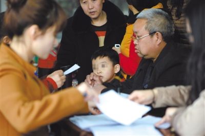 昨日，家長為服用藥品的幼兒登記參加體檢。西安兩所幼兒園長期給園內(nèi)幼兒集體服用“病毒靈”。