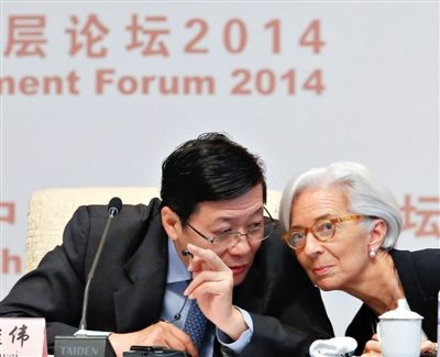 “中國發(fā)展高層論壇2014開幕式”上，國際貨幣基金組織總裁拉加德與中國財政部部長樓繼偉（左）討論。
