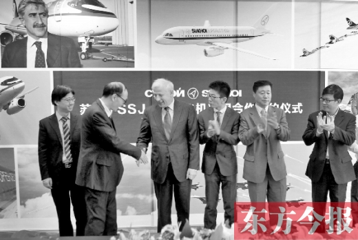 　昨日，“蘇霍伊SSJ-100飛機(jī)項目”合作簽約儀式在鄭州舉行