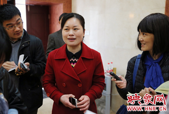 董亞娜是焦裕祿紀念館副館長，她兩次給習近平講解，贊總書記看得仔細，聽得認真。3月20日，記者在蘭考采