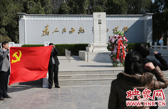 在焦裕祿紀念園，來自河南的黨員干部在焦陵前宣誓。