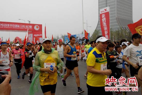 3月30日上午8點20分，2014鄭開國際馬拉松賽在鄭開大道鳴槍起跑。