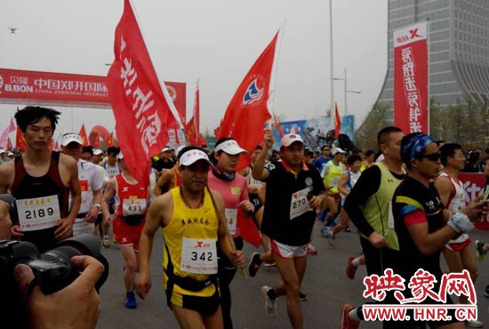 目前在鄭開大道上，一場角逐正在展開。