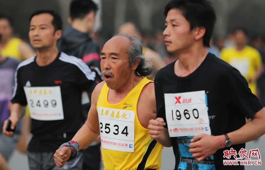 一位老年選手與年輕人比速度。