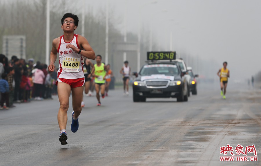 一名合肥選手處在較為領(lǐng)先的位置。