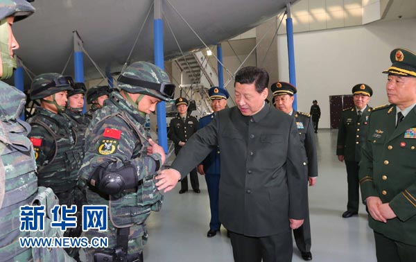 這是習近平同特戰(zhàn)隊員親切交談，詳細詢問他們的教學訓練和生活情況。