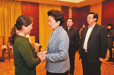  4月9日，中共中央政治局委員、國務(wù)院副總理劉延?xùn)|在鄭州接見“踐行焦裕祿精神的好校長”張偉的家屬。