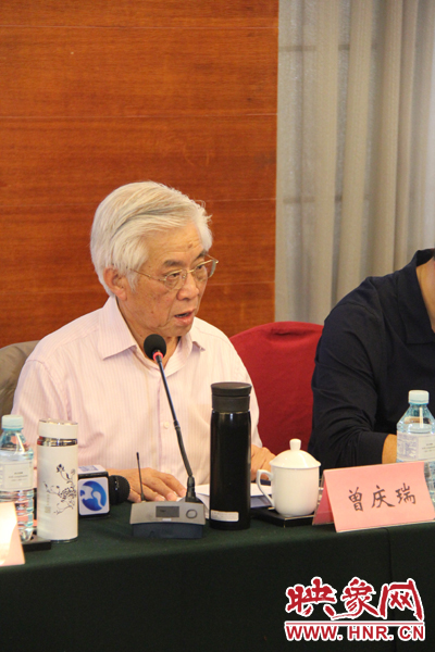 中國傳媒大學教授、博士生導師曾慶瑞正在發(fā)言