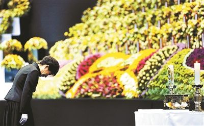 4月29日，韓國(guó)總統(tǒng)樸槿惠為“歲月”號(hào)沉沒客輪死難者默哀圖片/IC
