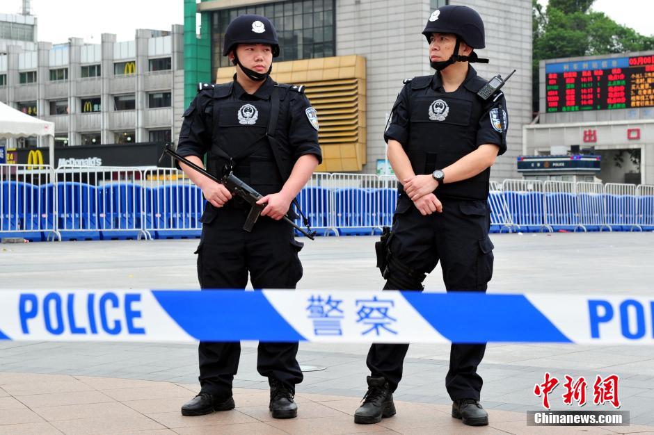 圖為廣州特警在案發(fā)現(xiàn)場(chǎng)戒備。