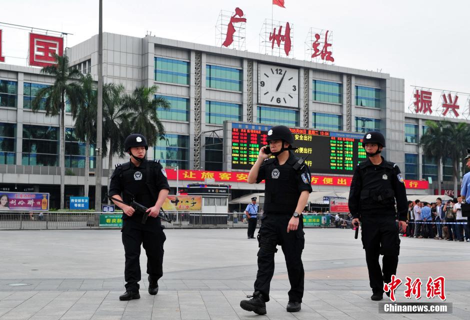 圖為廣州特警在案發(fā)現(xiàn)場(chǎng)戒備。