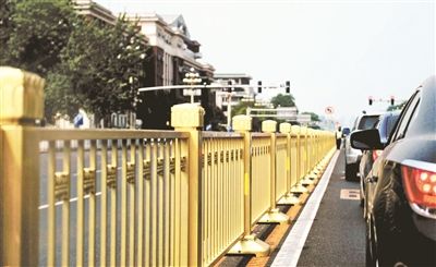 從復(fù)興門到建國門，長安街一線全部更換為金色護(hù)欄 攝影/本報(bào)記者 郝羿