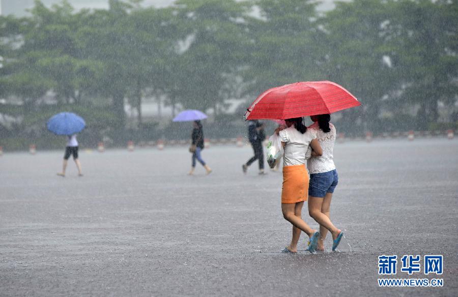 5月11日，市民在深圳梅林檢查站廣場冒雨出行。