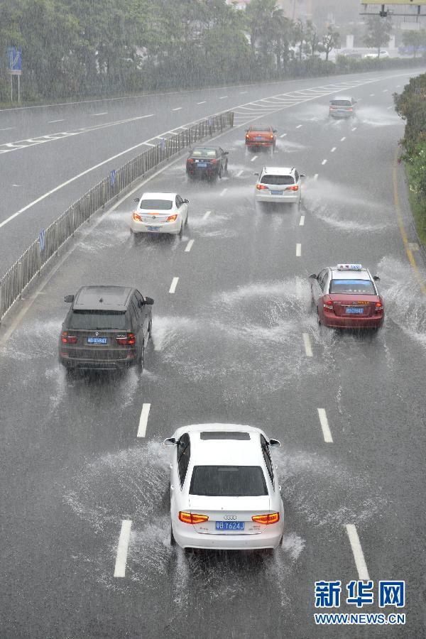 　5月11日，車輛在深圳街頭涉水前行。