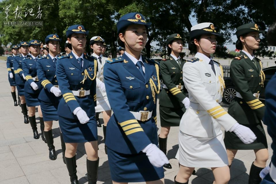 解放軍首批女儀仗兵亮相，90%以上擁有大專以上學(xué)歷，平均身高1.72米。圖為女兵儀仗隊(duì)。