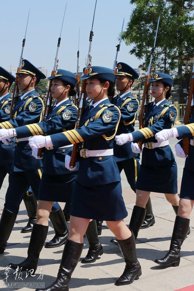 　解放軍首批女儀仗兵亮相，90%以上擁有大專以上學(xué)歷，平均身高1.72米。圖為女兵儀仗隊(duì)。