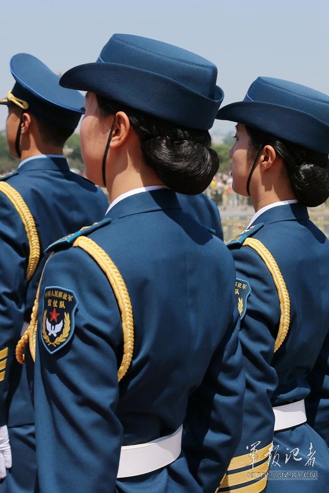 解放軍首批女儀仗兵亮相，90%以上擁有大專以上學(xué)歷，平均身高1.72米。圖為女兵儀仗隊(duì)。
