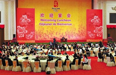 2008年8月8日，胡錦濤夫婦在北京人民大會堂宴會廳為出席北京奧運會的貴賓舉行歡迎宴會。