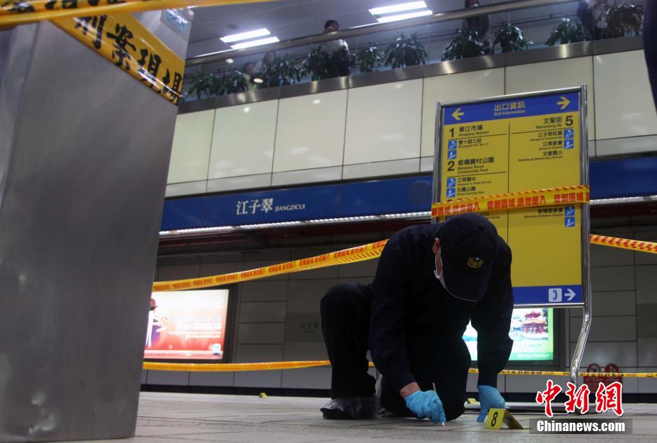 圖為新北市警察在現(xiàn)場勘查。中新社發(fā) 劉舒凌 攝