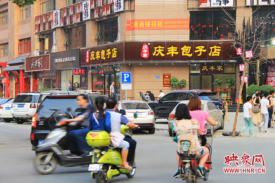 “慶豐包子店”位于路口拐角處,人流量車流量很大,堪稱黃金位置。
