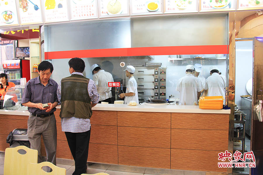 店面仍處于“試營業(yè)”狀態(tài),后廚的設(shè)備嶄新,看起來還算整潔。