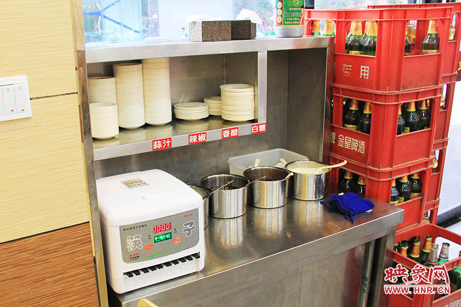 調(diào)料、小碟、餐具也都被放在另一張單獨(dú)的桌子上,需要用餐者“自助”。