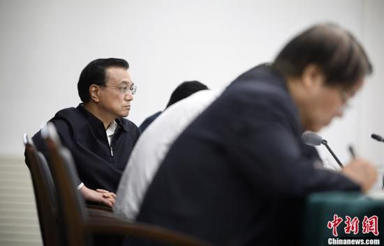 李克強(qiáng)在赤峰主持召開部分企業(yè)與金融機(jī)構(gòu)負(fù)責(zé)人座談會。