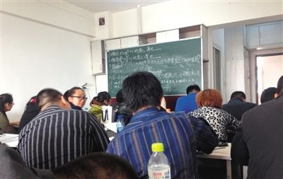 5月6日，大慶市，油田實(shí)行招工考試后，出現(xiàn)了各種考前輔導(dǎo)班。
