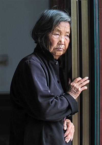 為了能“睡棺木”土葬，潘秀英四次喝農(nóng)藥自殺，后被搶救過(guò)來(lái)。