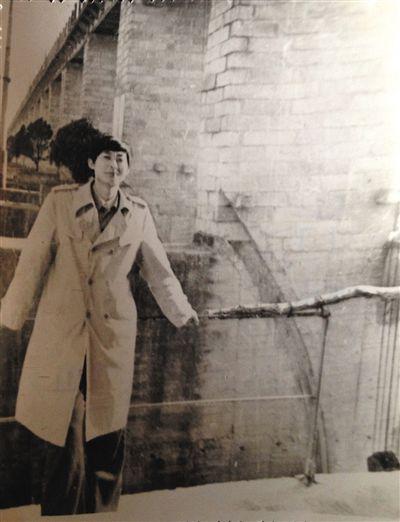 1995年，于英生在蚌埠淮河閘上留影。
