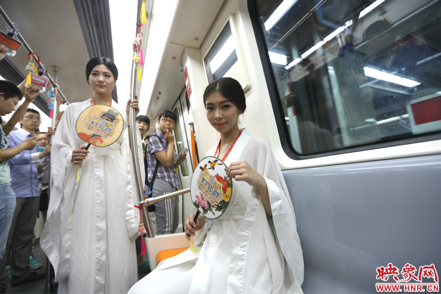 乘著龍舟“穿越”到鄭州的兩位古裝美女。
