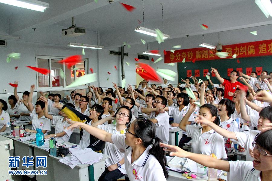  6月3日，河北省衡水市第二中學(xué)高三學(xué)生在教室里用扔紙飛機(jī)的方式舒緩心情。