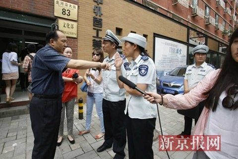 市環(huán)保局和東城區(qū)環(huán)保局聯(lián)合出動，再次檢查國家文物局食堂環(huán)境污染問題，在門口受阻。新京報記者 高瑋 攝