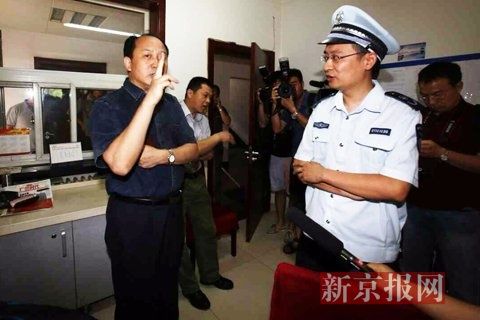 國家文物局的一名工作人員正在與執(zhí)法人員對峙。新京報記者 高瑋 攝