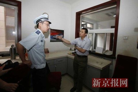 國家文物局的一名工作人員正在與執(zhí)法人員對峙。新京報記者 高瑋 攝