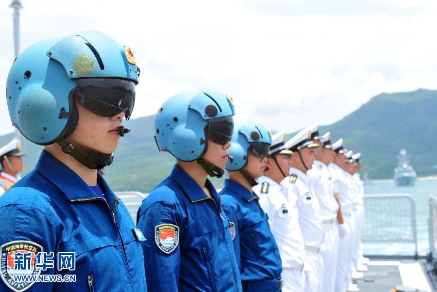  6月9日，在三亞某軍港，隨?？谂瀰⒀莸呐炤d直升機飛行員整裝待發(fā)。