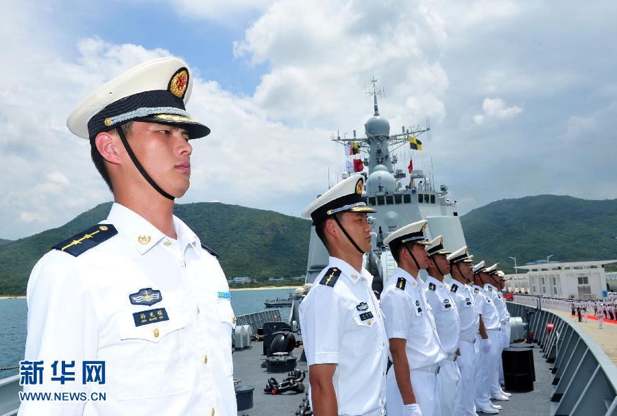 6月9日，在三亞某軍港，海口艦官兵在艦艏列隊。
