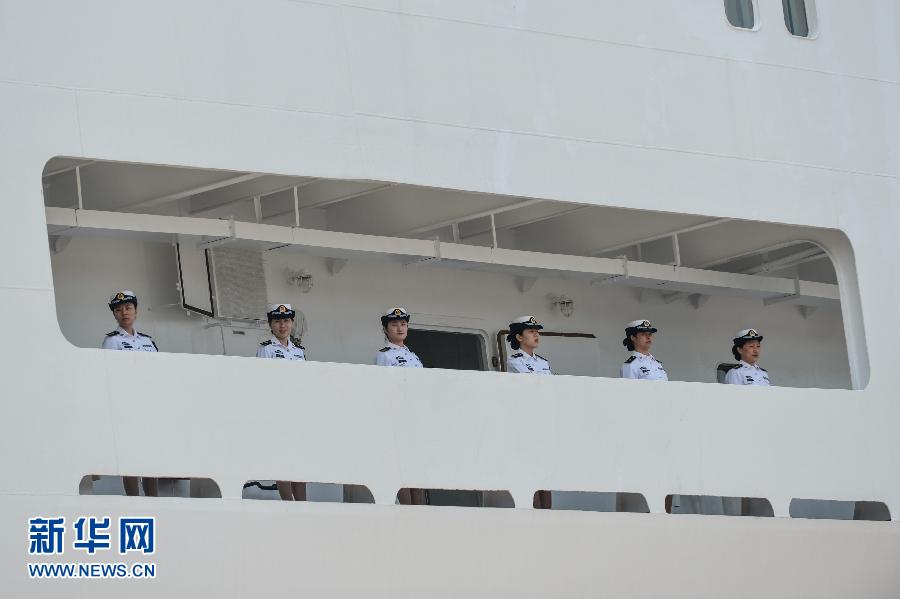 6月9日，在浙江舟山某軍港，和平方舟醫(yī)院船上的海軍官兵列隊與港口送行人員告別。