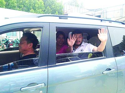 孫正龍和妻子、家人，揮手和醫(yī)護(hù)人員告別。張凌飛
