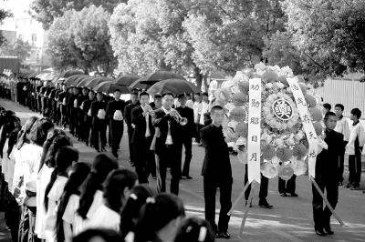 護(hù)送陣亡將士遺骸的隊(duì)伍緩緩走入殤墓園。
