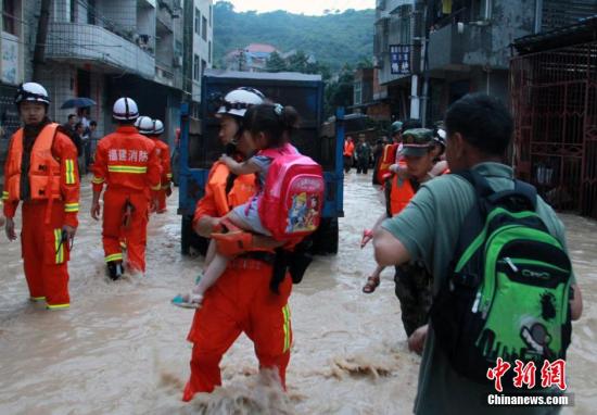 6月19日，短時(shí)強(qiáng)降雨導(dǎo)致福州長樂市玉田鎮(zhèn)轄區(qū)內(nèi)多處被洪水圍困，大量人員被困。朱曉航 黃綠榮 圖/文