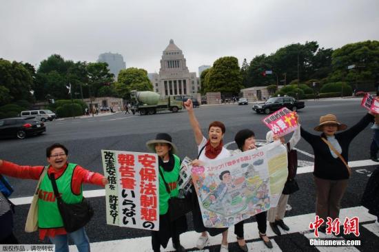當(dāng)?shù)貢r間5月13日，日本示威者在位于東京的國會議事堂外高喊口號，反對日本政府計劃修憲以解禁自衛(wèi)權(quán)。