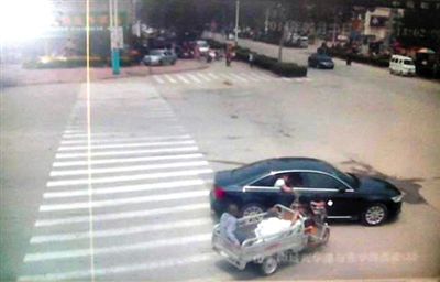 23日中午，陳母被突然噴毒。新京報(bào)記者 王瑞鋒 攝