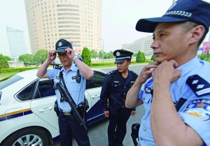 鳥巢附近,兩名民警和一名輔警負(fù)責(zé)該區(qū)域的巡邏任務(wù)。