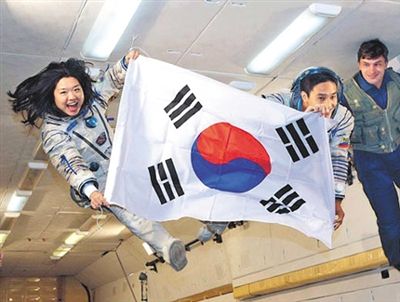 　2007年9月10日，李炤燕（左）在俄羅斯首都莫斯科接受零重力飛行訓(xùn)練。