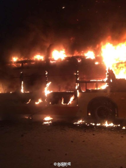 廣州一公交車(chē)爆炸起火目擊者稱至少2人受傷（圖）